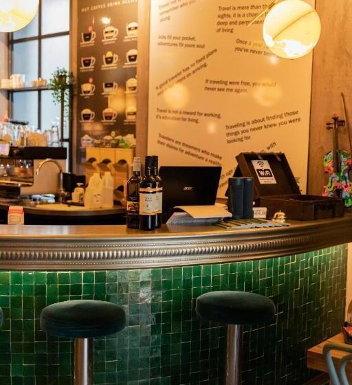 هتل The Happy Traveler