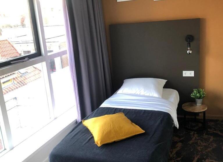 هتل The Happy Traveler