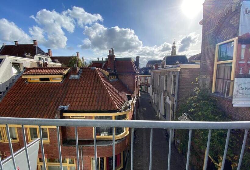 هتل The Happy Traveler