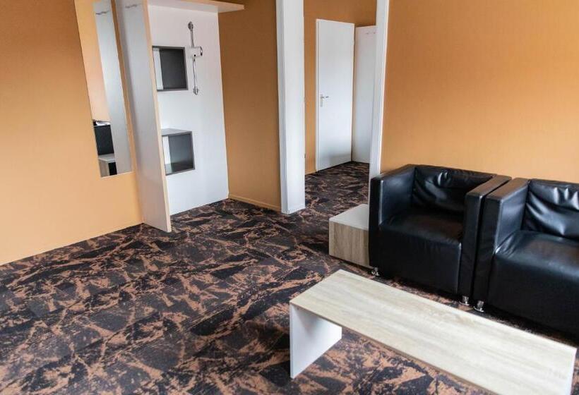 هتل The Happy Traveler