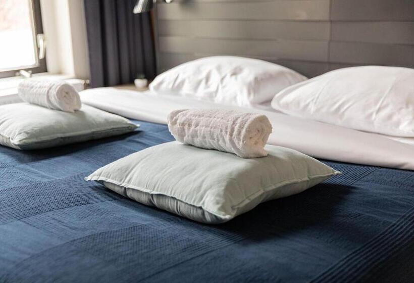 هتل The Happy Traveler