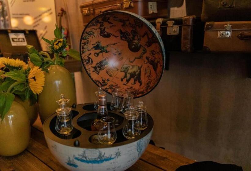 هتل The Happy Traveler