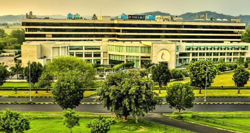 Отель The Lalit Chandigarh