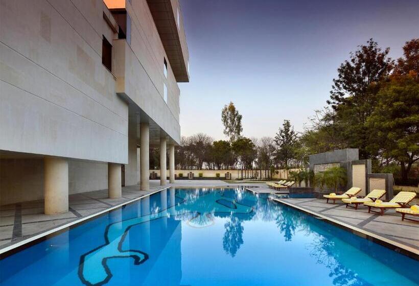 Отель The Lalit Chandigarh