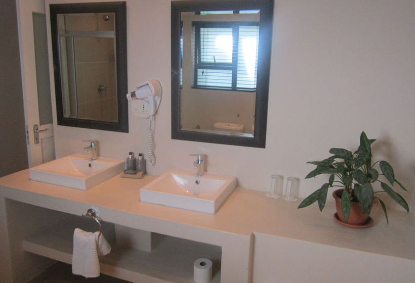 Ibhayi Guest Lodge Lion Roars S & Lodges