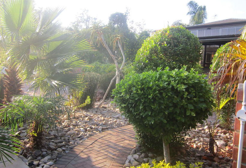 Ibhayi Guest Lodge Lion Roars S & Lodges