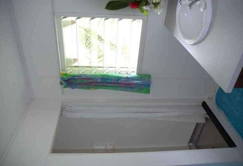 Мотель Gina's Garden Lodges