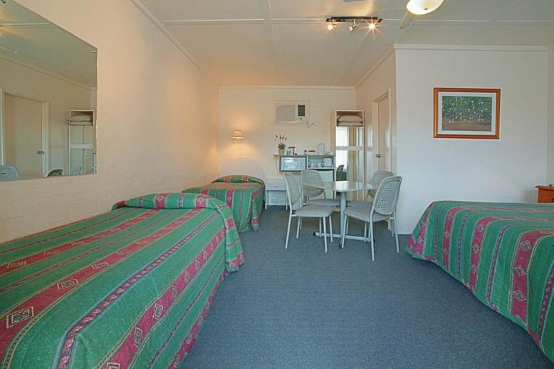 Nicholas Royal Motel  No Pets Allowed