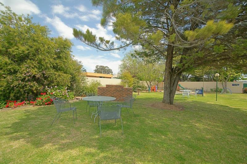 Nicholas Royal Motel  No Pets Allowed