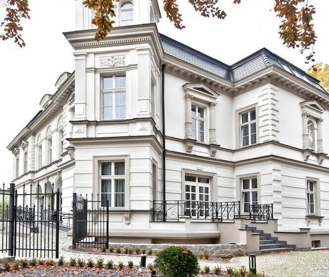 Red Baron Hotel & Restaurant