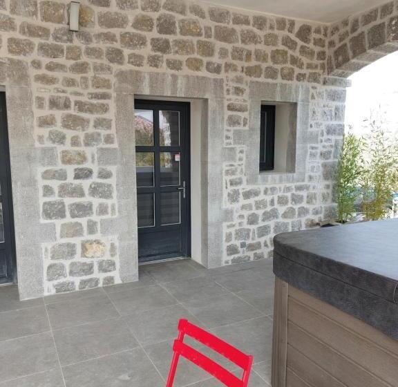 مبيت وإفطار Le Mas Des Roches Jacuzzi Privatif