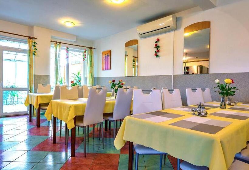 Пансион Penzión Quatro Ii 250m Od Kúpaliska