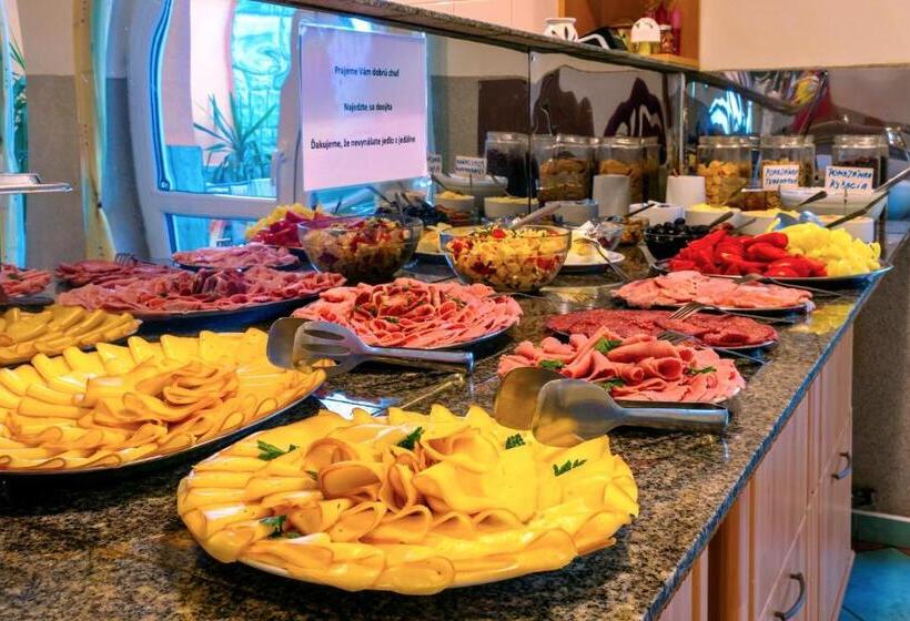 Пансион Penzión Quatro Ii 250m Od Kúpaliska