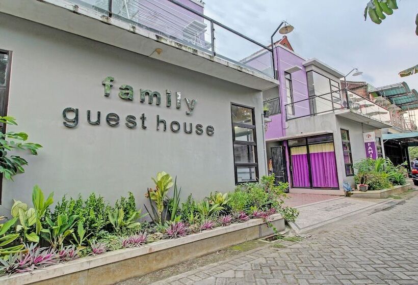 בית מלון כפרי Oyo 91202 Family Guest House Syariah