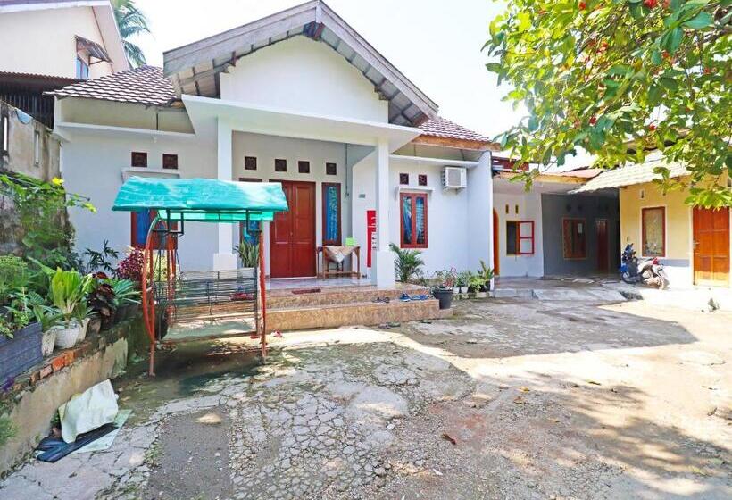 호텔 Spot On 91222 Kanjeng Mami Homestay Syariah