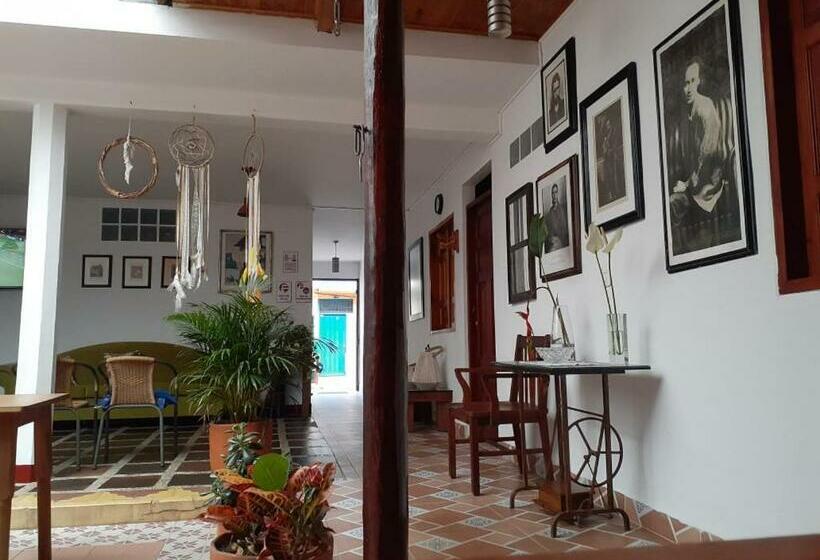 פנסיון Hostal La Comedia