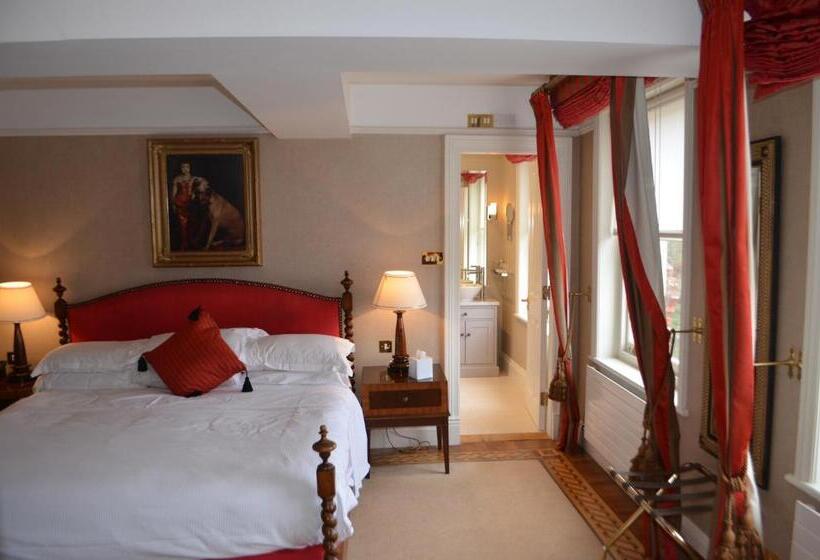 فندق Castle House