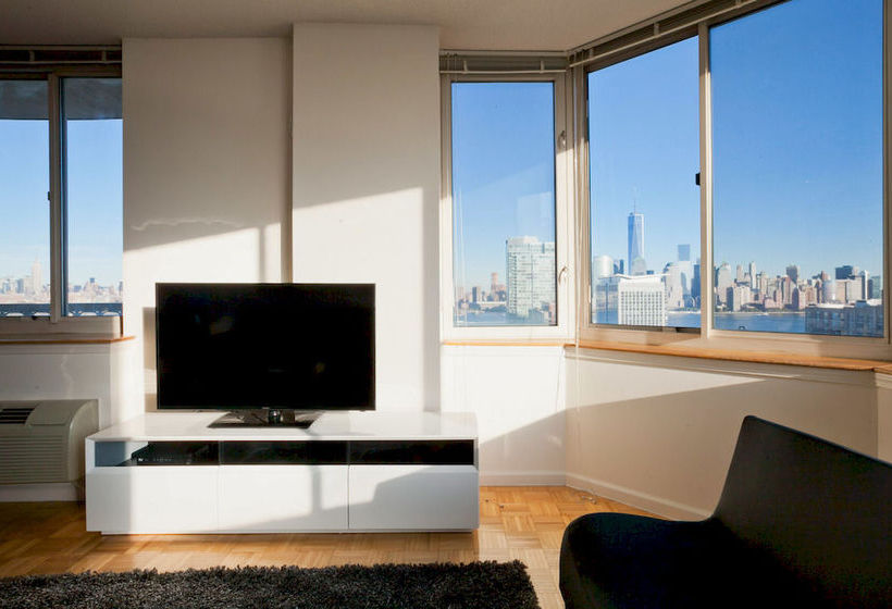 Отель Churchill At Washington Blvd