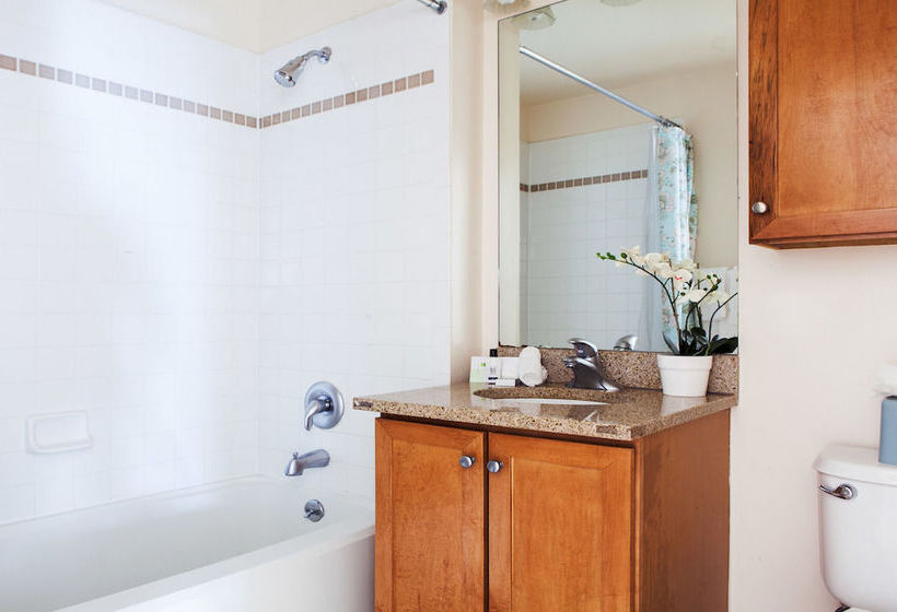 Отель Churchill At Washington Blvd