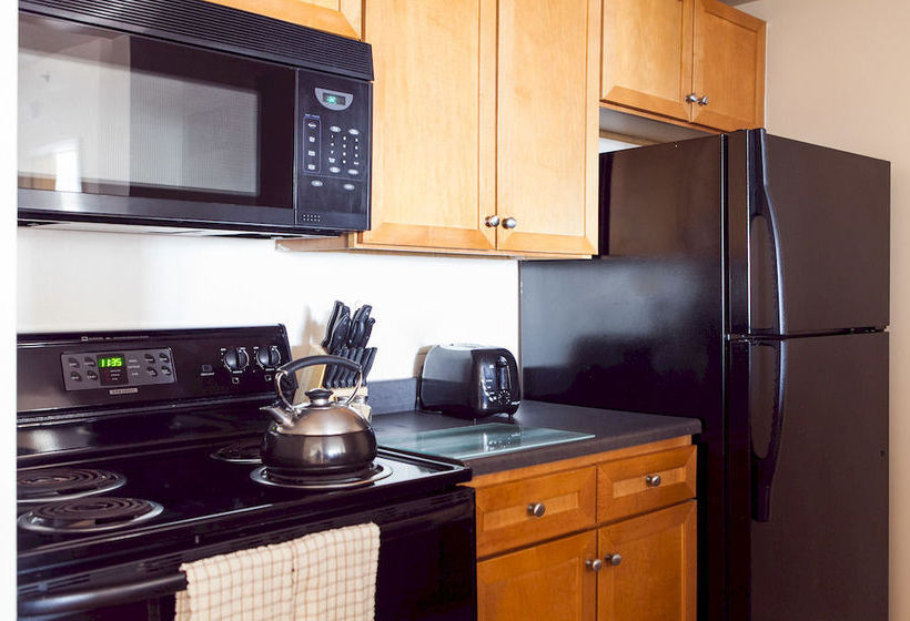 Отель Churchill At Washington Blvd