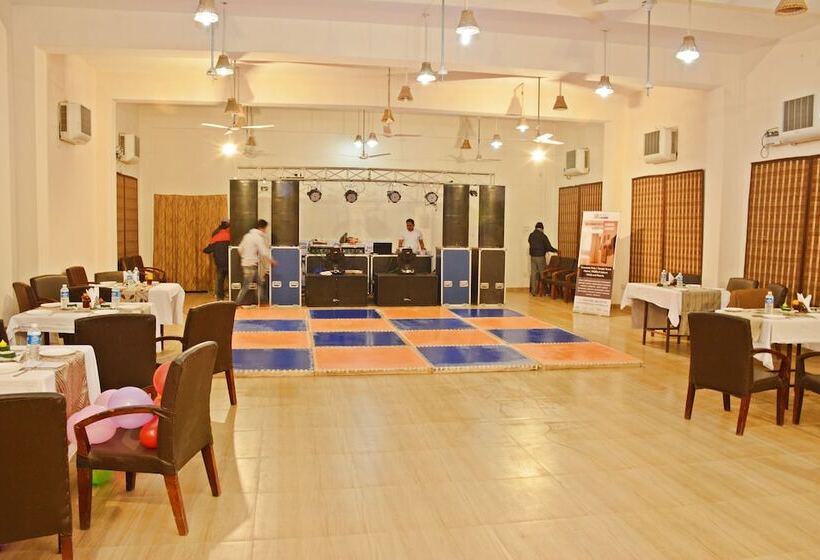 בית מלון כפרי Click Resort Corbett Tiger Den