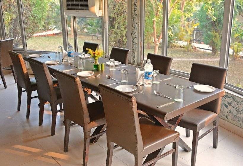 בית מלון כפרי Click Resort Corbett Tiger Den