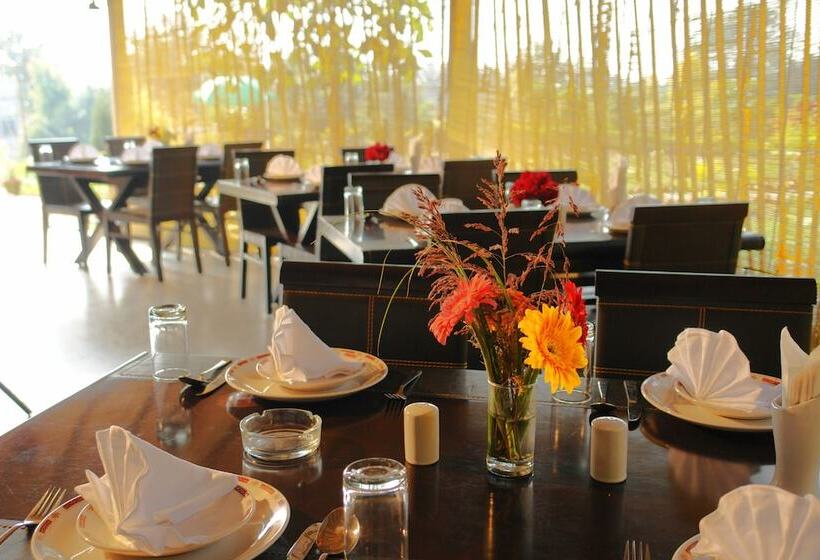 בית מלון כפרי Click Resort Corbett Tiger Den