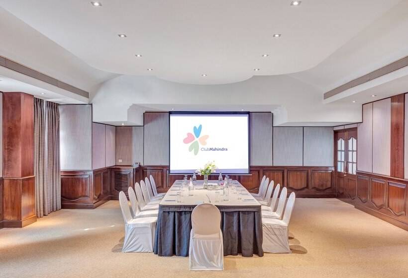 בית מלון כפרי Club Mahindra Emerald Palms, Goa