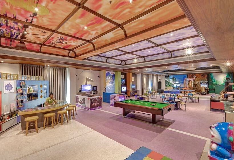 בית מלון כפרי Club Mahindra Emerald Palms, Goa