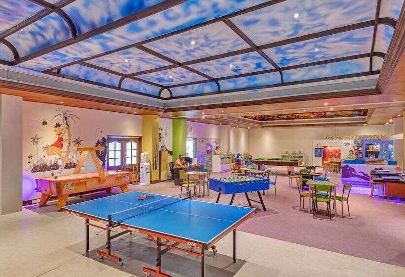 בית מלון כפרי Club Mahindra Emerald Palms, Goa