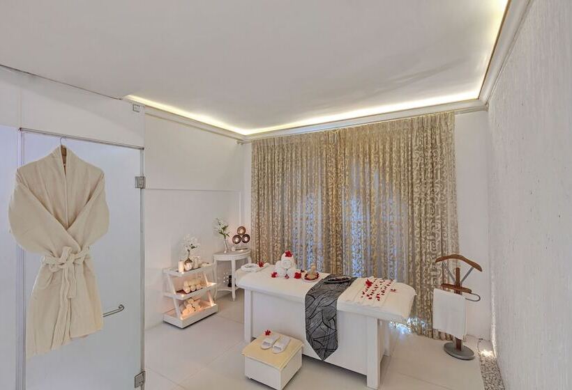 בית מלון כפרי Club Mahindra Emerald Palms, Goa