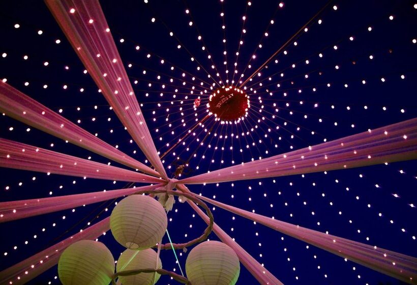 هتل Indismart Woodbourne Resort