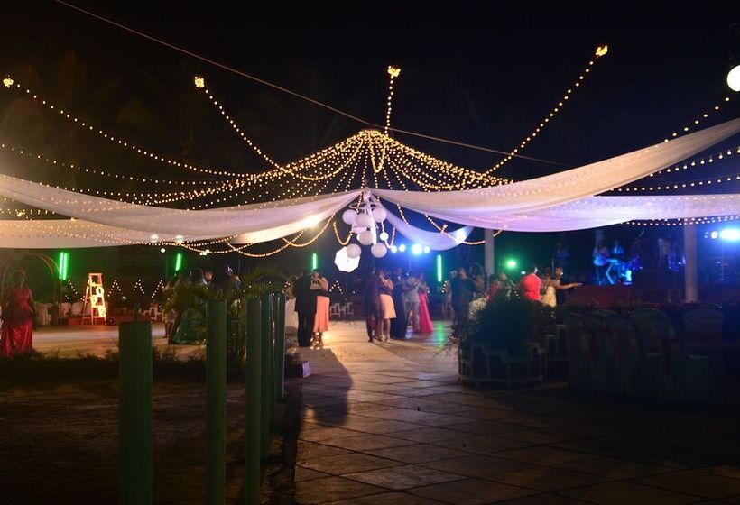 هتل Indismart Woodbourne Resort