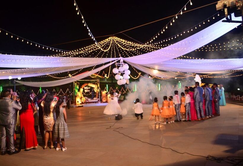 هتل Indismart Woodbourne Resort