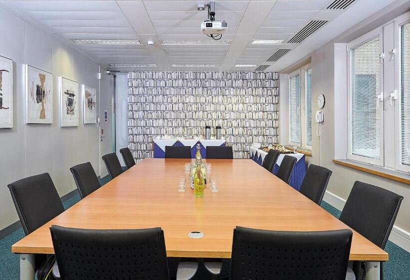 ホテル Kents Hill Park Training & Conference Centre