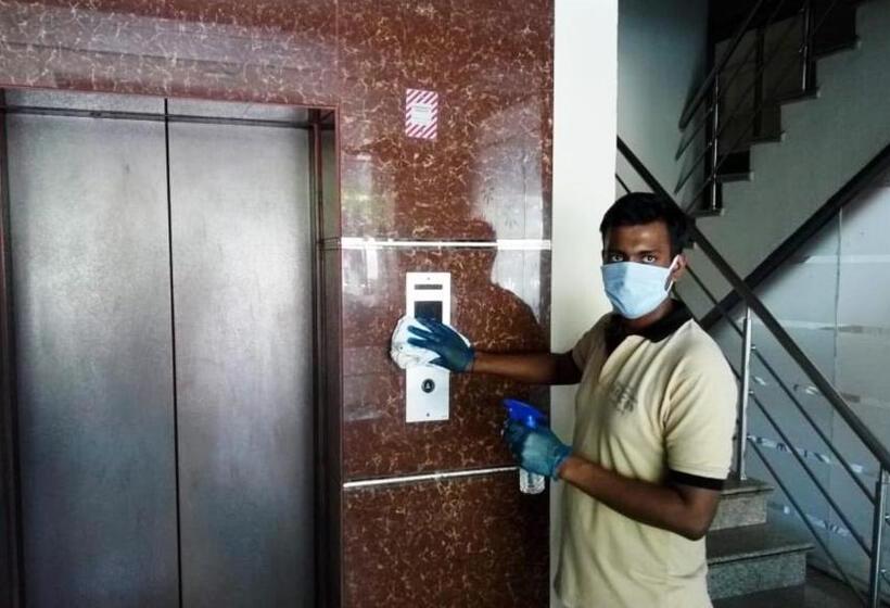 ホテル The Royal Melange Beacon