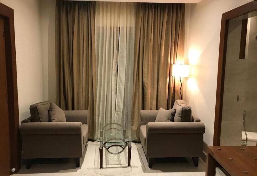 ホテル The Royal Melange Beacon