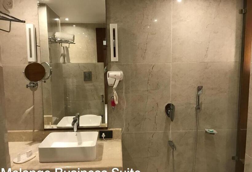 ホテル The Royal Melange Beacon