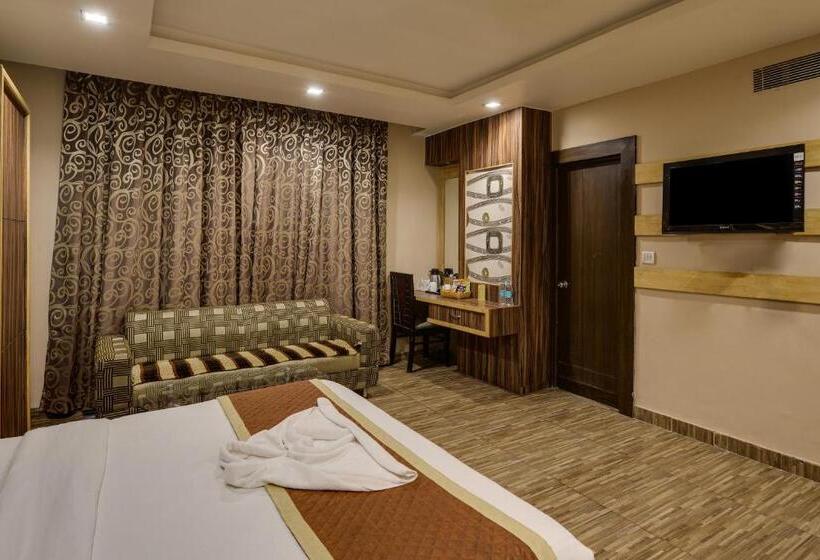 ホテル The Royal Melange Beacon