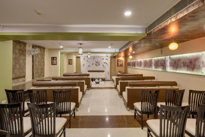 ホテル The Royal Melange Beacon