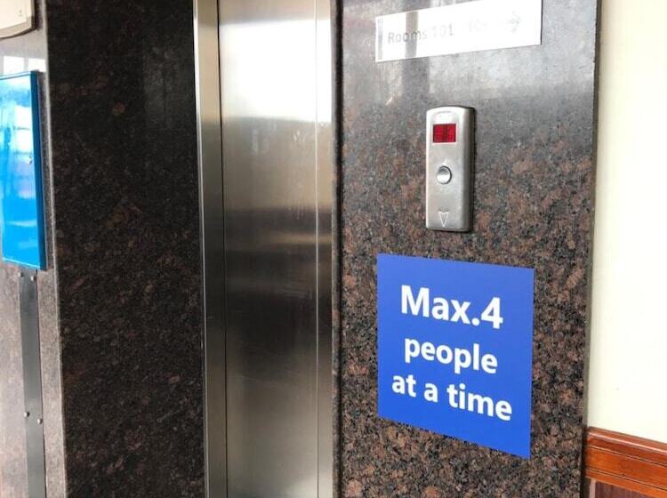 호텔 Vishnu Palace