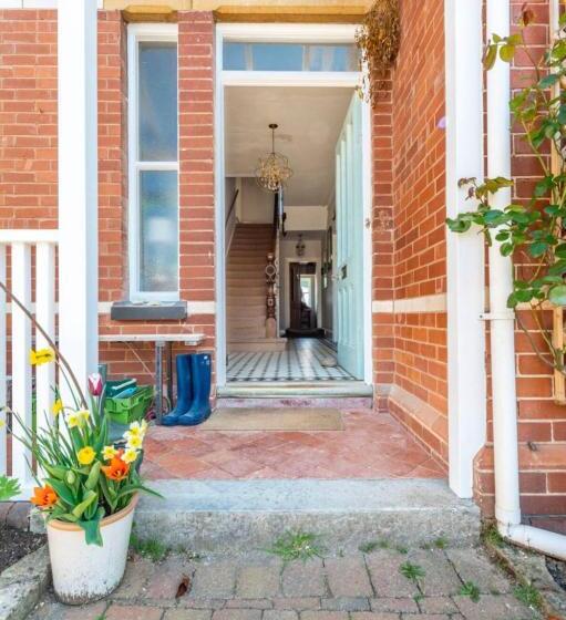 تختخواب و صبحانه Hedgebank