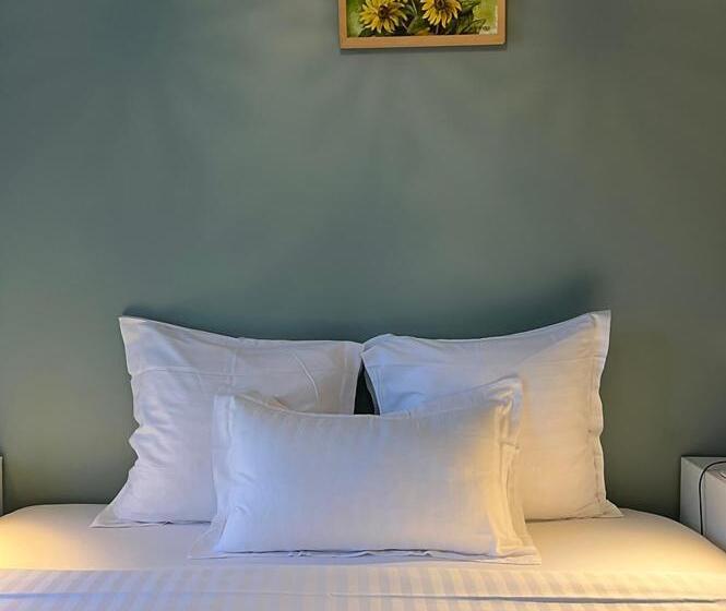 Bed and Breakfast Le Petit Château De Conteville