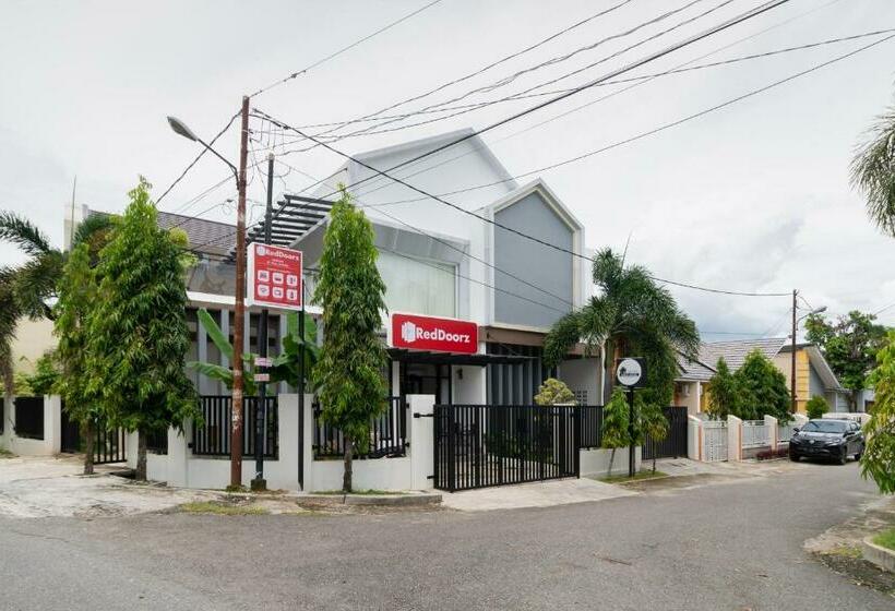 ペンション Reddoorz Syariah At Jalan Andalas Padang