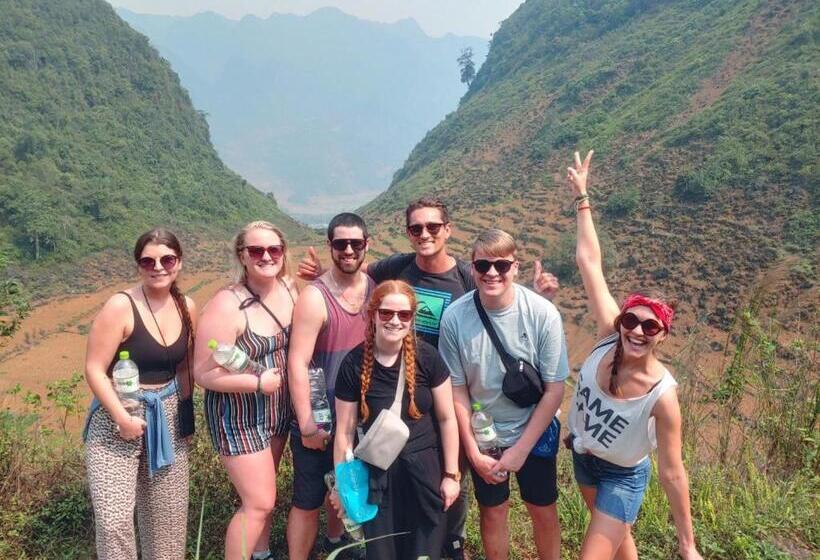 تختخواب و صبحانه Ha Giang Safari Hostel & Motorbikes