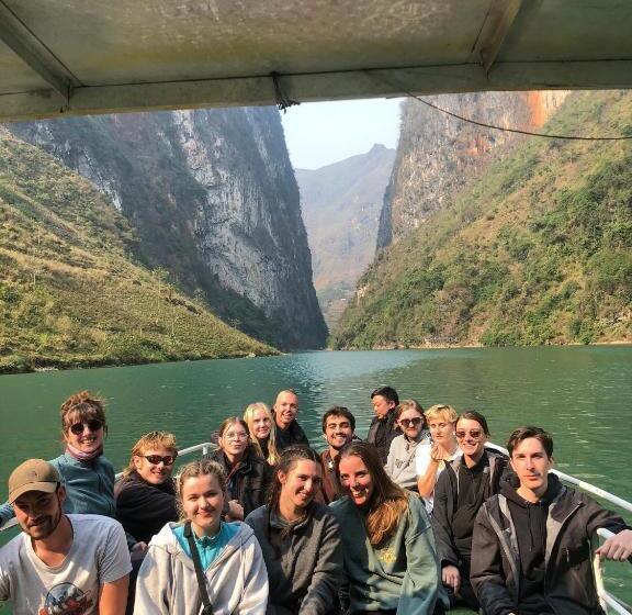 تختخواب و صبحانه Ha Giang Safari Hostel & Motorbikes