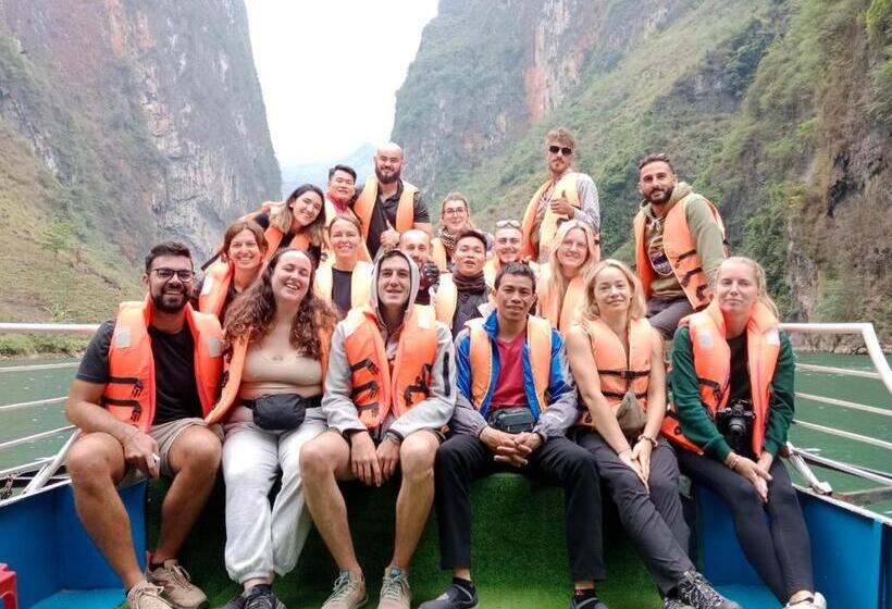 تختخواب و صبحانه Ha Giang Safari Hostel & Motorbikes