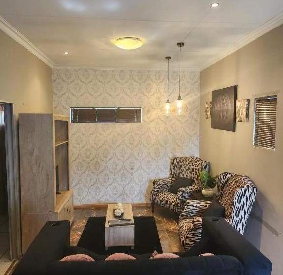 بنسيون Dr M Beauty Lounge And Guest House