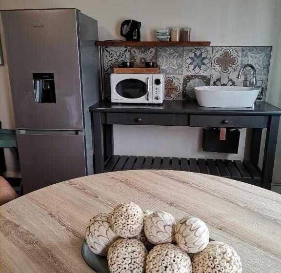 بنسيون Dr M Beauty Lounge And Guest House