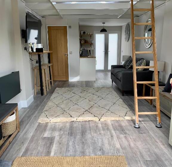 ペンション The Nest